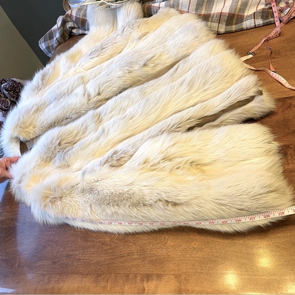 Custom Genuine Vintage Arctic Fox Fur Coat - Excellent Condition, Well Cared For - Picture 9 of 13